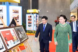 Chủ tịch Quốc hội Nguyễn Thị Kim Ngân xem triển lãm ảnh của ngành ngoại giao. (Ảnh: Trọng Đức/TTXVN)