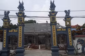 Đình Lương Xá bị phá bỏ hoàn toàn, đang xây mới lại bằng bêtông. (Ảnh: Đinh Thuận/TTXVN)