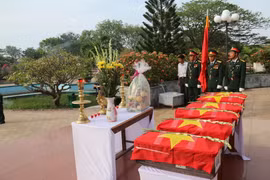 Quy tập hài cốt các anh hùng liệt sỹ đã hy sinh bảo vệ Tổ quốc. (Ảnh: Nguyễn Thanh/TTXVN)