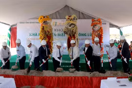 Các đại biểu thực hiện nghi thức động thổ, khởi công xây dựng Nhà máy điện Mặt Trời Sông Lũy 1. (Ảnh: Nguyễn Thanh/TTXVN)