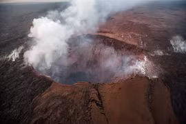 Cột tro bụi được phun ra từ miệng núi lửa Kilauea trên Đảo Lớn ở Hawaii ngày 16/5. (Nguồn: EPA/TTXVN)