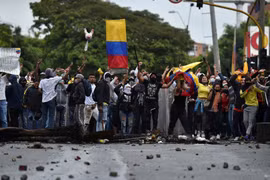 An ninh Colombia hứng mưa gạch đá trong các cuộc biểu tình chết chóc