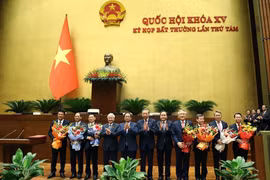 Lãnh đạo Đảng, Nhà nước tặng hoa chúc mừng các tân Phó Thủ tướng, Bộ trưởng, Chánh án Tòa án Nhân dân tối cao, Viện trưởng Viện Kiểm sát Nhân sân tối cao. (Ảnh: TTXVN)