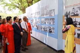 Đại biểu tham quan triển lãm “55 năm ngày Bác đi xa, 55 năm bảo tồn và phát huy giá trị Khu Di tích Chủ tịch Hồ Chí Minh tại Phủ Chủ tịch (1969-2024).” (Ảnh: Thanh Tùng/TTXVN)
