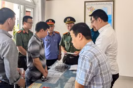 Cơ quan an ninh điều tra đọc quyết định khởi tố các bị can. (Ảnh: Cơ quan Công an cung cấp)