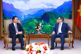 Thủ tướng Phạm Minh Chính tiếp ông Phet Phomphiphak, Bộ trưởng Bộ Kế hoạch và Đầu tư Lào, Chủ tịch Ủy ban hợp tác Lào-Việt Nam. (Ảnh: Dương Giang/TTXVN)