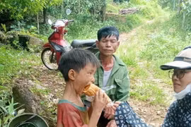 Cháu Đ.T.L được tìm thấy trong tình trạng kiệt sức do đói, khát. (Ảnh: TTXVN phát)