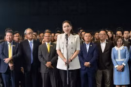 Bà Paetongtarn Shinawatra (giữa) phát biểu họp báo tại thủ đô Bangkok, Thái Lan, ngày 16/8. (Ảnh: THX/TTXVN)