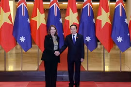 Chủ tịch Quốc hội Trần Thanh Mẫn đón Chủ tịch Thượng viện Australia Sue Lines. (Ảnh: Thống Nhất/TTXVN)