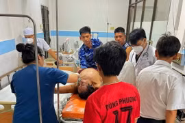 Ngư dân bị nạn được các y, bác sỹ Trung tâm Quân-Dân y Côn Đảo cứu chữa. (Ảnh: TTXVN phát)