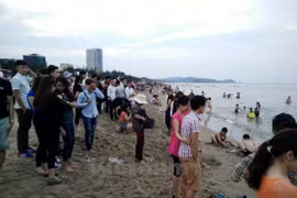 Biển Cửa Lò đông nghịt khách du lịch. (Ảnh: Hùng Võ/Vietnam+)