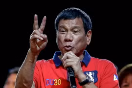 Ứng viên Rodrigo Duterte phát biểu trước những người ủng hộ trong cuộc vận động tranh cử Tổng thống ở Manila. (Nguồn: EPA/TTXVN)
