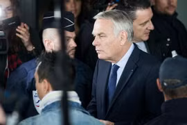 Ngoại trưởng Pháp Jean-Marc Ayrault rời khách sạn Mercure cạnh sân bay Charles de Gaule, nơi ông gặp gỡ thân nhân các hành khách trên máy bay MS804. (Nguồn: EPA/TTXVN)