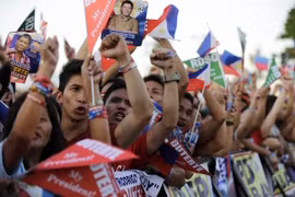 Người dân Philippines míttinh tại thủ đô Manila ủng hộ ông Rodrigo Duterte. (Nguồn: EPA/TTXVN)
