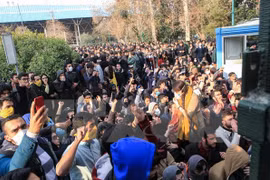 Người dân biểu tình phản đối các vấn đề về kinh tế ở Tehran, Iran ngày 30/12/2017. (Nguồn: AFP/TTXVN)
