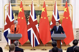  Thủ tướng Trung Quốc Lý Khắc Cường (phải) trong cuộc gặp người đồng cấp Anh Theresa May. (Nguồn: THX/TTXVN) 