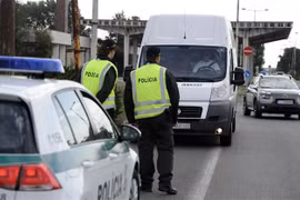 Cảnh sát Slovakia gác tại trạm kiểm soát tại khu vực biên giới gần Rajka (Hungary) và Cunovo (Slovakia). (Ảnh: AFP/TTXVN)
