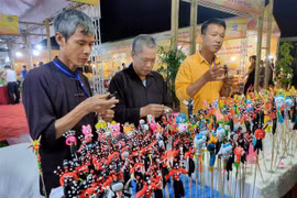 Các đại biểu và người dân tham quan và trải nghiệm tại các gian hàng. (Ảnh: Văn Cảnh/TTXVN)