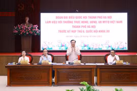 Bí thư Thành ủy, Trưởng đoàn đại biểu Quốc hội thành phố Hà Nội Đinh Tiến Dũng với các đại biểu chủ trì buổi làm việc. (Ảnh: Văn Điệp/TTXVN)