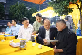 Ban Aan toàn Giao thông tỉnh Quảng Ninh thăm hỏi, chia buồn và hỗ trợ gia đình nạn nhân đã tử vong vụ tai nạn giao thông rạng sáng 31/10 tại tỉnh Lạng Sơn. (Ảnh: TTXVN phát)