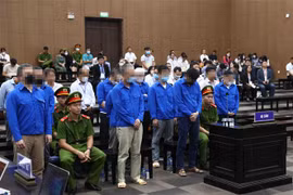 Các bị cáo tại phiên tòa ngày 16/10. (Ảnh: Phạm Kiên/TTXVN)