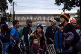 Người di cư từ các nước Trung Mỹ đổ về Tijuana gần biên giới giữa Mexico và Mỹ. (Ảnh: AFP/TTXVN)