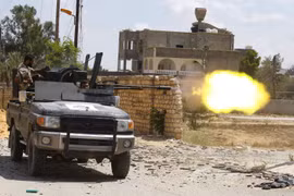 Lực lượng Chính phủ Đoàn kết Dân tộc (GNA) của Libya trong cuộc giao tranh với lực lượng Quân đội quốc gia Libya (LNA) tại Ain Zara, ngoại ô Tripoli, ngày 7/9/2019. (Ảnh: AFP/ TTXVN)