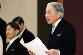 Nhật hoàng Akihito (phải) tại lễ thoái vị trong Hoàng cung ở Tokyo ngày 30/4/2019. (Ảnh: AFP/TTXVN)