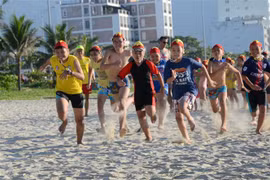 Các em trong nhóm cứu hộ nhí Nippers Đà Nẵng được rèn luyện thể chất bằng nhiều môn thể thao phối hợp trên cạn và dưới biển. (Ảnh: Quốc Dũng/TTXVN)