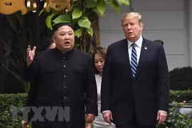 Tổng thống Mỹ Donald Trump (phải) và nhà lãnh đạo Triều Tiên Kim Jong Un (trái) tại cuộc gặp ở Hà Nội ngày 28/2/2019. (Nguồn: AFP/TTXVN)