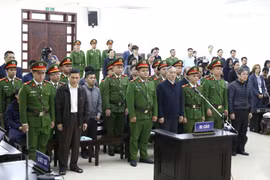 Các bị cáo phiên tòa. (Ảnh: Văn Điệp/TTXVN)