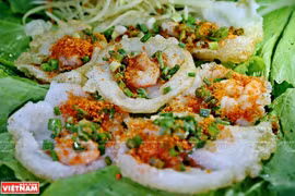 Đĩa bánh khọt giòn tan tạo nên sức hấp dẫn cho những người ưa thích khám phá ẩm thực Vũng Tàu.