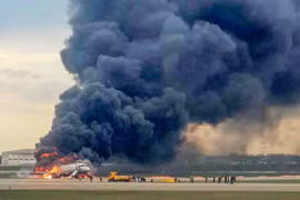 Máy bay bốc cháy. (Nguồn: Reuters)