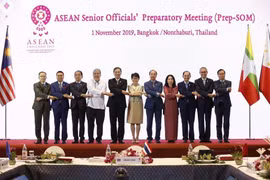 Các trưởng đoàn dự Hội nghị Quan chức cấp cao ASEAN chuẩn bị cho Hội nghị cấp cao ASEAN lần thứ 35, chụp ảnh chung. (Ảnh: Ngọc Quang-Hữu Kiên/TTXVN)