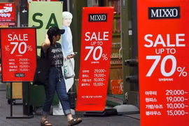 Bảng quảng cáo giảm giá tại một trung tâm thương mại ở Seoul, Hàn Quốc. (Ảnh: AFP/TTXVN)