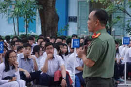 Các chuyên gia và đông đảo học sinh cùng tham gia trao đổi tại buổi tọa đàm “Bạo lực học đường, dâm ô trẻ em – chống được không?”. (Ảnh: Thu Hoài/TTXVN)