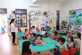 Hoạt động dạy và học của cô và trò Trường Mầm non Thanh Khương. (Ảnh: Thanh Thương/TTXVN)