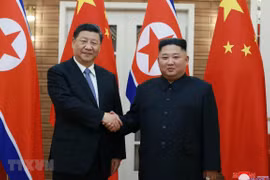 Chủ tịch Trung Quốc Tập Cận Bình (trái) và nhà lãnh đạo Triều Tiên Kim Jong-un trong cuộc gặp thượng đỉnh ở Bình Nhưỡng ngày 20/6/2019. (Ảnh: Yonhap/TTXVN)