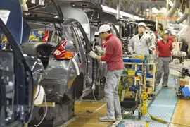Công nhân làm việc tại nhà máy của hãng sản xuất ôtô Nissan. (Nguồn: EPA/TTXVN)