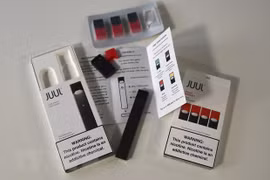  Thuốc lá điện tử do Hãng Juul Labs của Mỹ sản xuất được trưng bày tại Washington DC., ngày 2/10/2018. Ảnh: AFP/TTXVN
