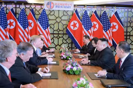 Tổng thống Mỹ Donald Trump (thứ 3, trái) và Chủ tịch Triều Tiên Kim Jong-un trong cuộc gặp tại Hội nghị thượng đỉnh Mỹ-Triều lần hai tại Hà Nội ngày 28/2/2019. (Ảnh: AFP/TTXVN)