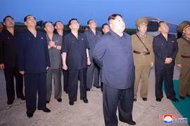 (Ảnh do Hãng thông tấn Trung ương Triều Tiên KCNA đăng phát): Nhà lãnh đạo Triều Tiên Kim Jong-un thị sát vụ phóng thử tên lửa chiến thuật kiểu mới tại một địa điểm ở nước này, ngày 6/8/2019. (Ảnh: Yonhap/TTXVN)