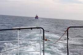 Lai dắt một tàu cá gặp nạn trên biển về bờ tại Đà Nẵng. (Ảnh: Xuân Nguyên/TTXVN phát)