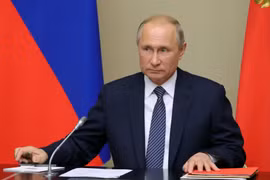 Tổng thống Nga Vladimir Putin chủ trì cuộc họp tại Moskva. (Ảnh: AFP/TTXVN)