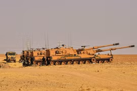 Xe tăng quân sự Thổ Nhĩ Kỳ được triển khai tại Tal Abyad, miền Bắc Syria, ngày 13/10/2019. (Ảnh: THX/TTXVN)