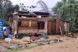 Hộ dân tại xã Thiện Thuật (Bình Gia, Lạng Sơn) bị giông lốc làm tốc mái. (Ảnh: Quang Duy/TTXVN)