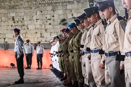 Binh sỹ Israel dành 1 phút tưởng niệm. (Nguồn: timesofisrael.com)