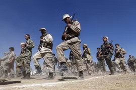 Các tay súng phiến quân Houthi tại thủ đô Sanaa, Yemen. (Ảnh: AFP/TTXVN)