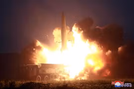 (Ảnh do Hãng thông tấn Trung ương Triều Tiên KCNA đăng phát ngày 7/8/2019): Vụ thử tên lửa chiến thuật thế hệ mới tại một địa điểm ở Triều Tiên, ngày 6/8/2019. (Ảnh: Yonhap/TTXVN)