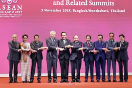 Thủ tướng Nguyễn Xuân Phúc và các Trưởng đoàn tại Lễ khai mạc Hội nghị Cấp cao ASEAN lần thứ 35. (Ảnh: Thống Nhất/TTXVN)